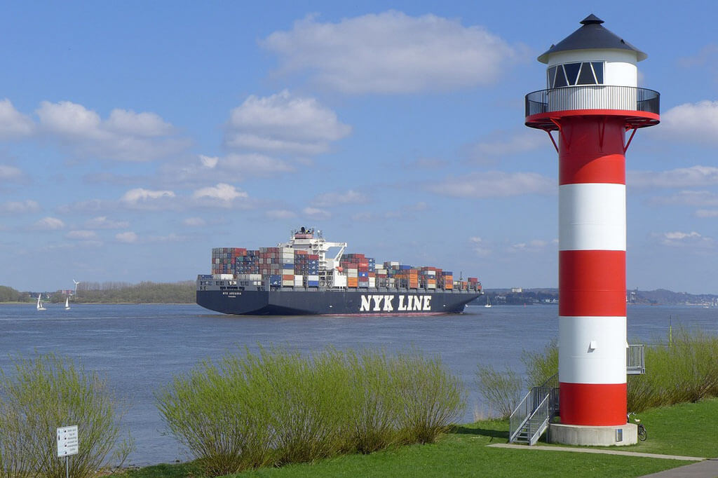 Containerschiff auf der Elbe im Alten Land